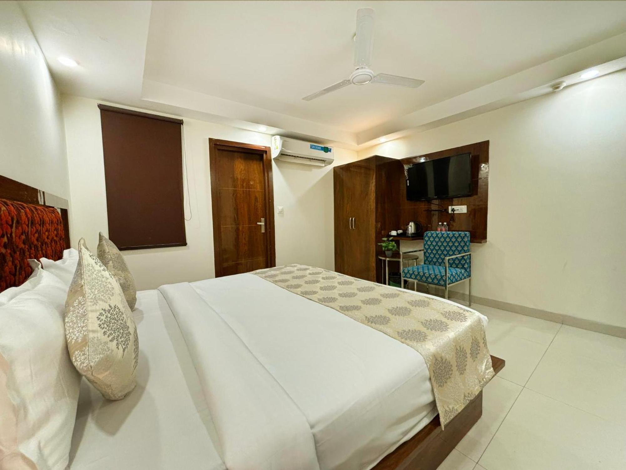 Hotel Emblem Suites- Near Delhi Airport New Delhi Exterior photo