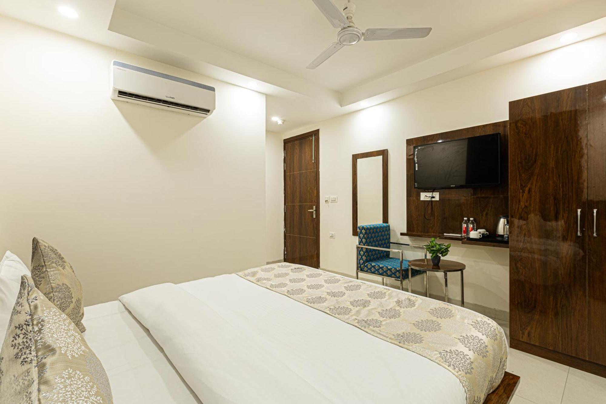 Hotel Emblem Suites- Near Delhi Airport New Delhi Exterior photo